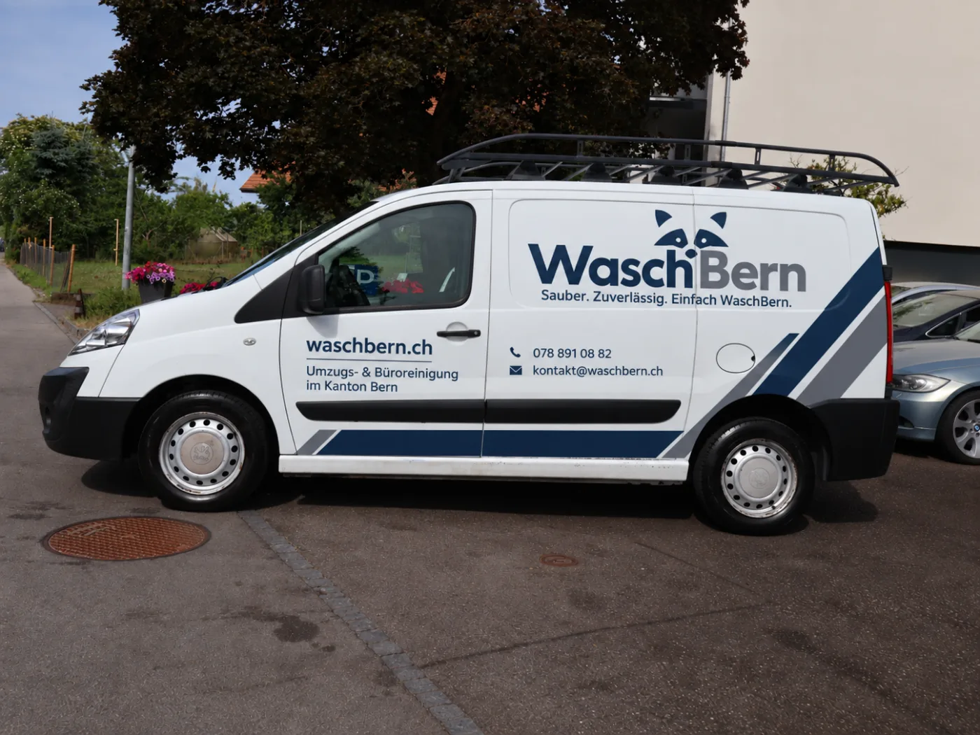 Beschrifteter Firmenwagen von WaschBern