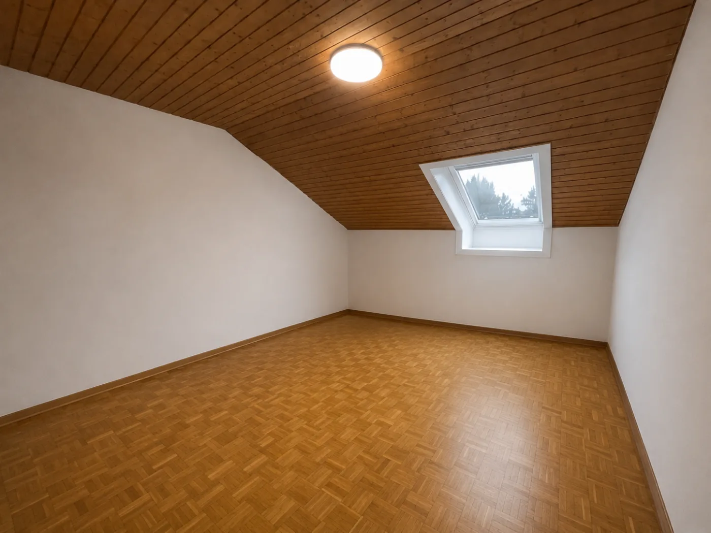 Helles, aufgeräumtes Schlafzimmer unter dem Dach