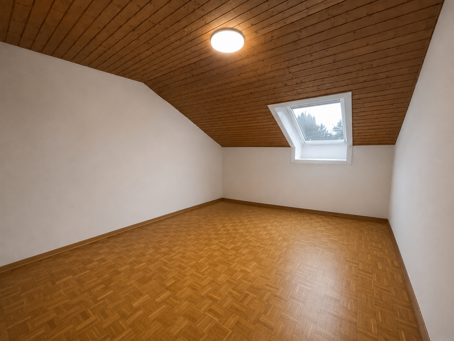 Helles, aufgeräumtes Schlafzimmer unter dem Dach